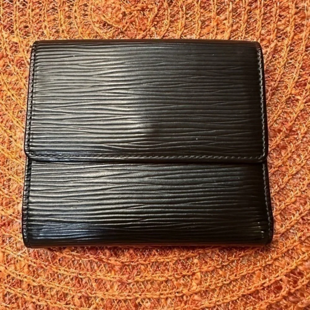Louis Vuitton Malletier Epi Leather Elise Wallet. Black